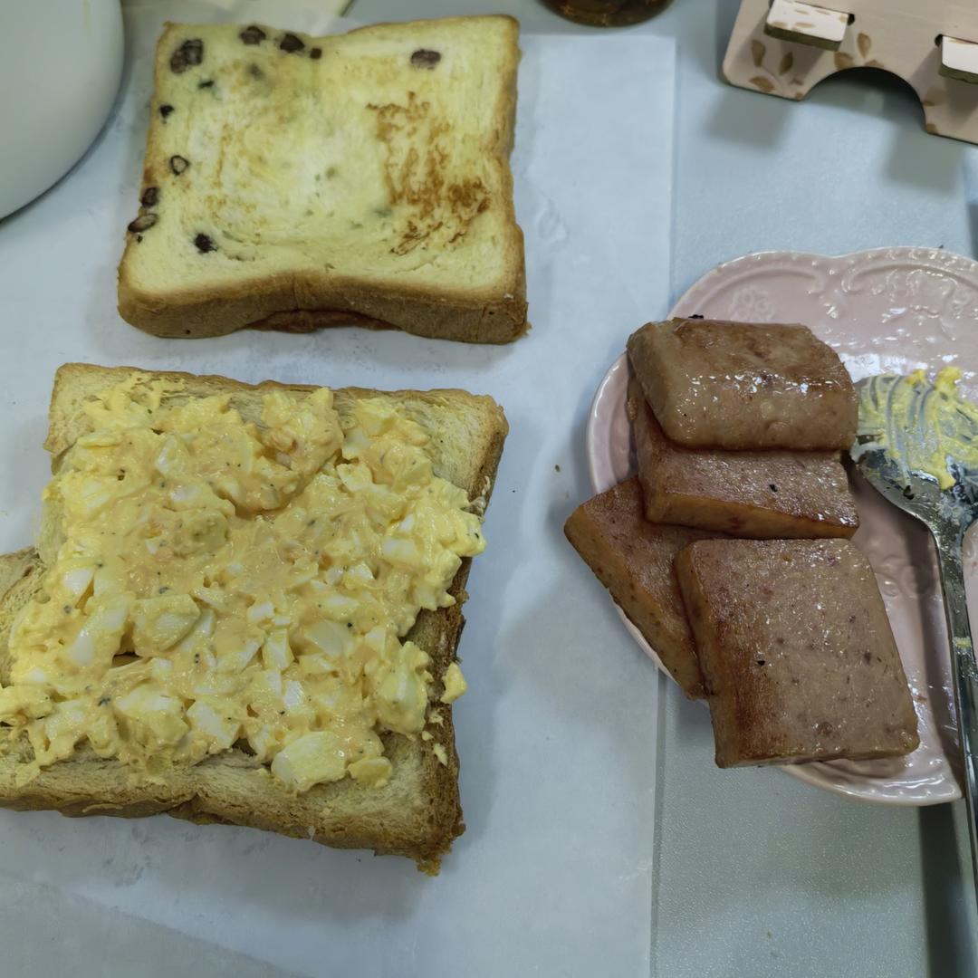 不用烤箱也能做出喷香焦脆的焦糖黄油吐司～日式鸡蛋三明治