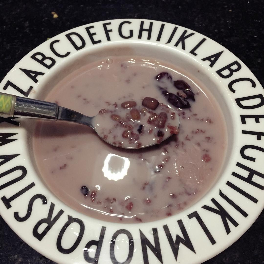 红枣红豆薏仁牛奶粥