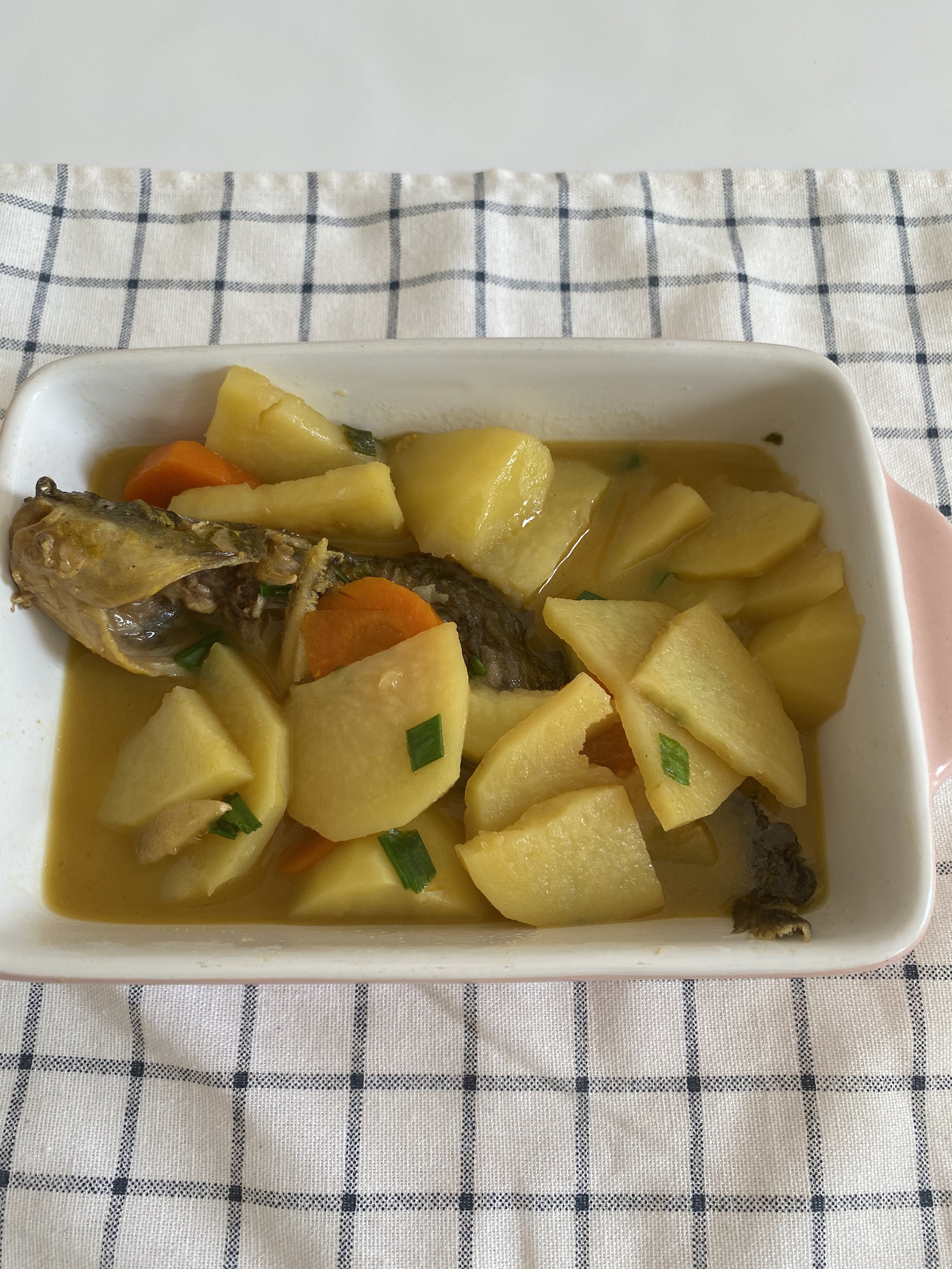 土豆胡萝卜炖鱼汤的做法