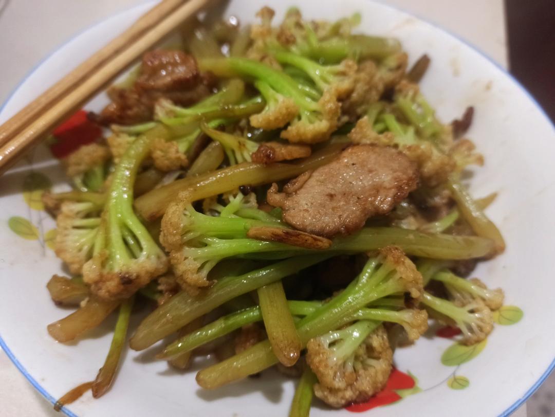 五花肉炒花菜