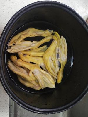 柳州风味酸辣焖鸭脚的做法 步骤2