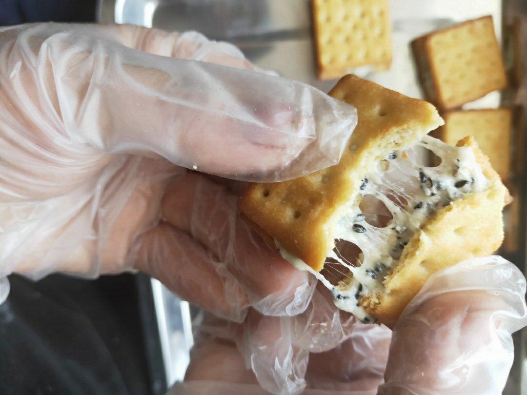 牛扎饼干，牛扎汉堡，牛轧糖