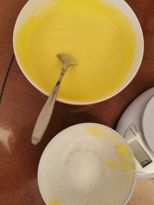 新手奶油蛋糕（水浴酸奶蛋糕底）的做法 步骤2