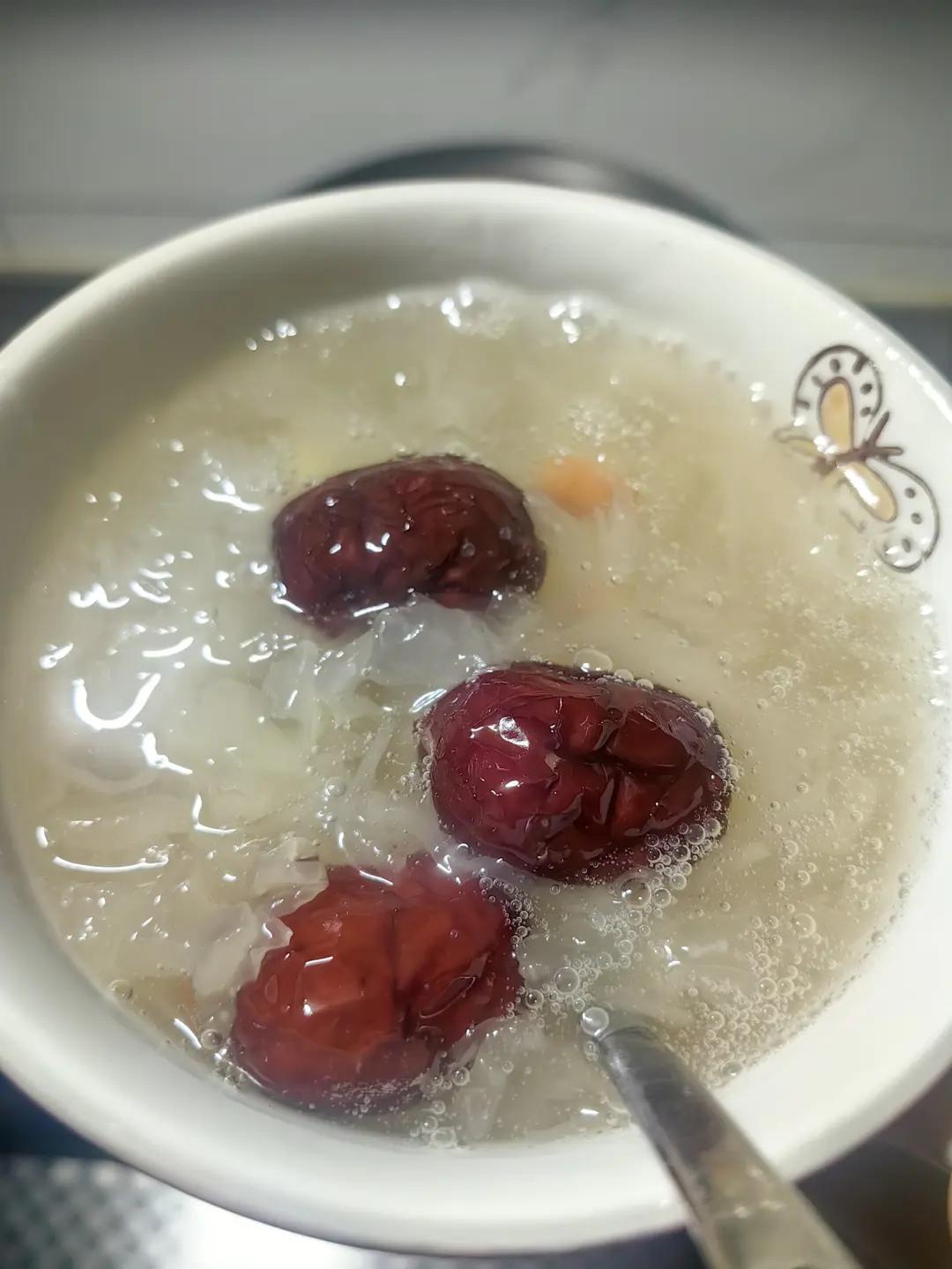 红枣银耳莲子羹(十分钟快速出胶)
