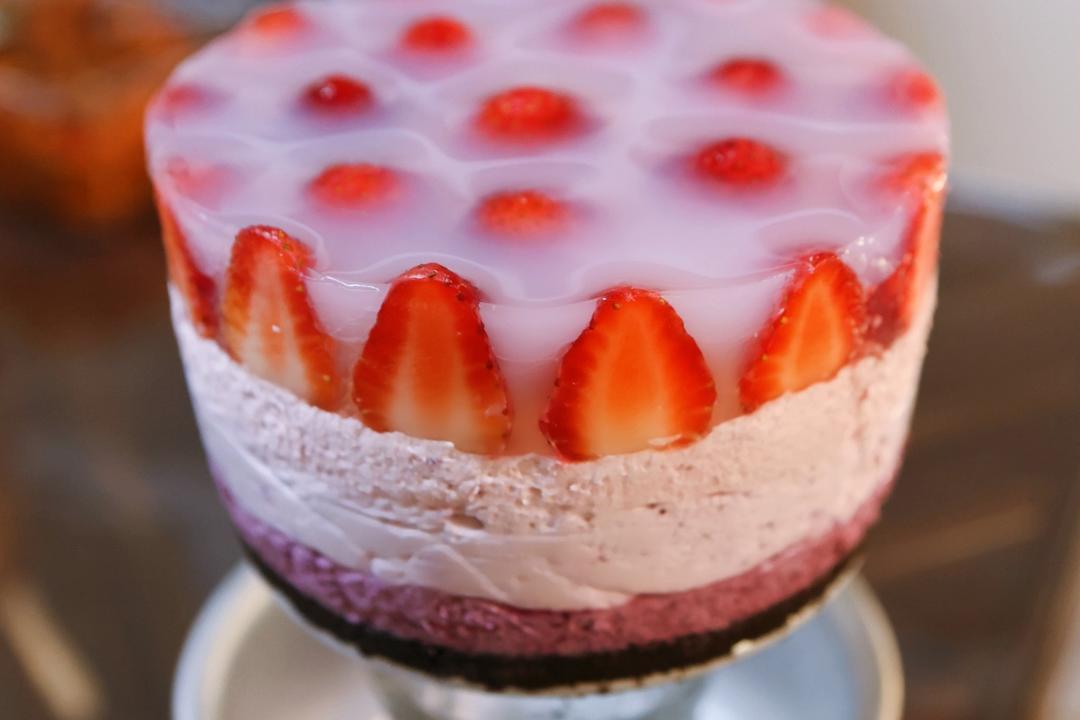 「草莓狂热爱好者」无蛋无烤箱版新手友好草莓芝士慕斯蛋糕