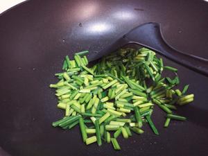 韭菜红肉米炒饭的做法 步骤3