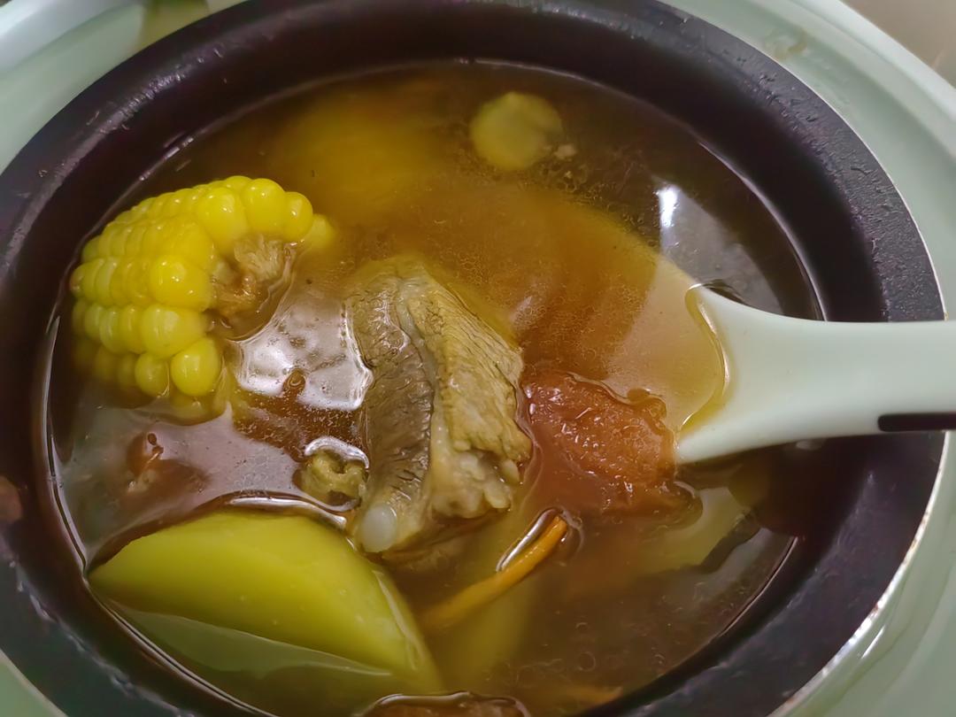 夏季最好喝的开胃汤～番茄玉米排骨汤
