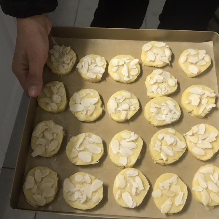 酥的掉渣的杏仁曲奇饼干