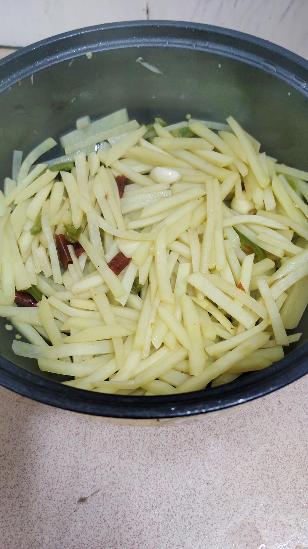 厨师长教你：“炝炒土豆丝”的家常做法，口感爽脆