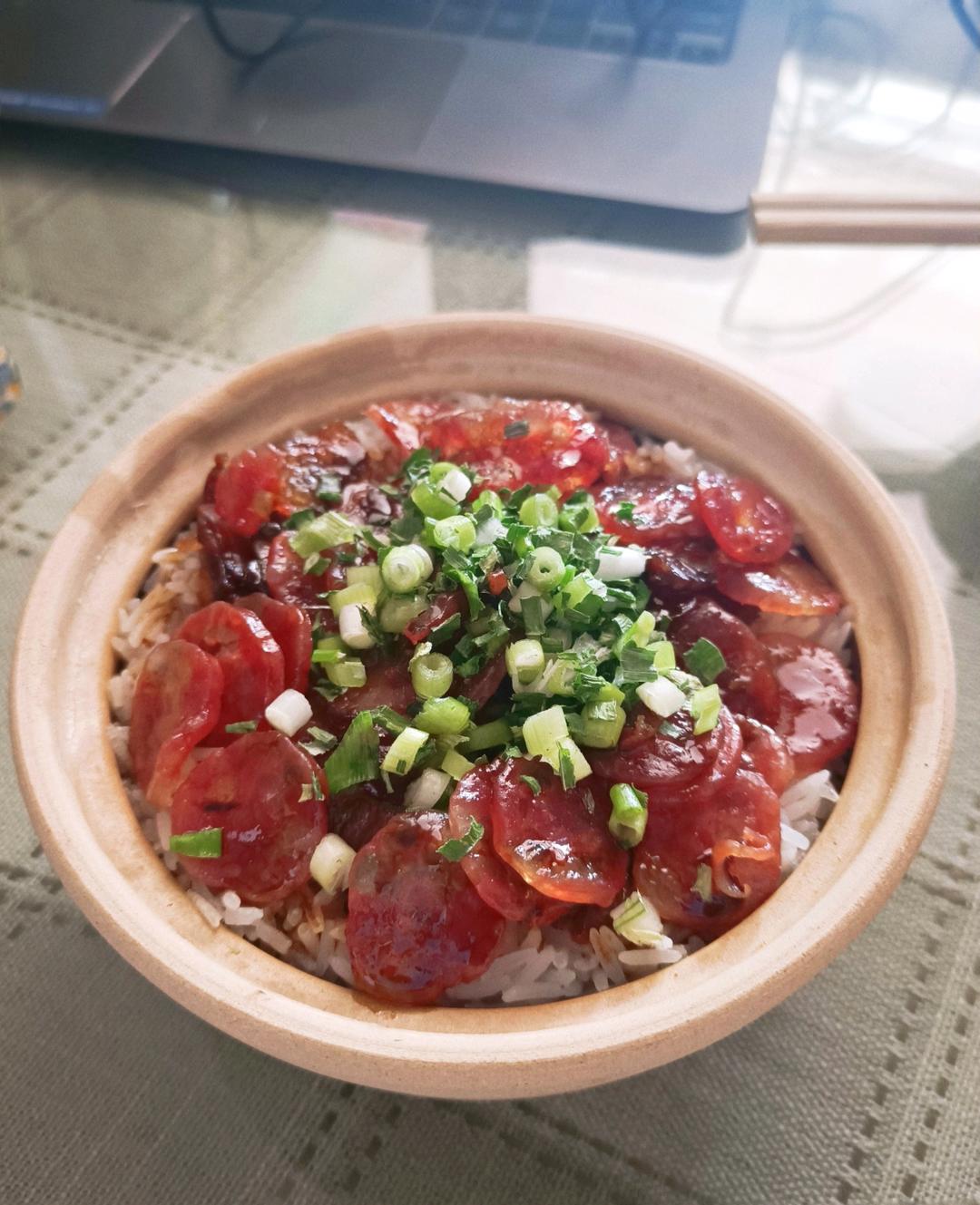 广式腊味煲仔饭