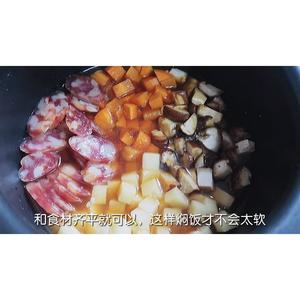 懒人版｜电饭煲香肠土豆焖饭的做法 步骤9
