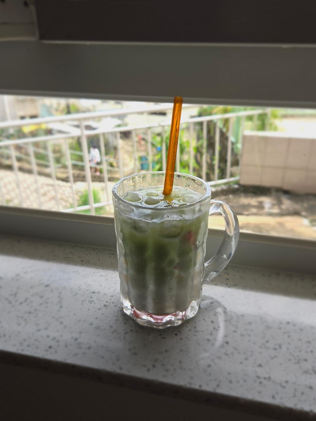 三层渐变草莓抹茶拿铁