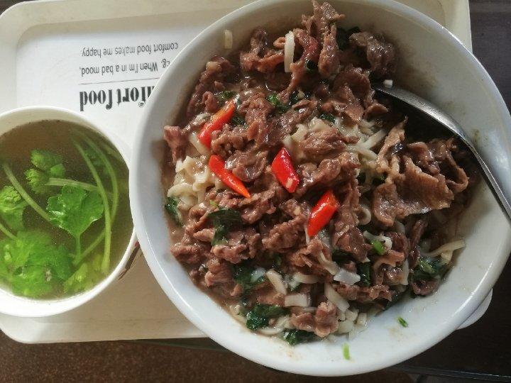 湿炒牛肉粿条