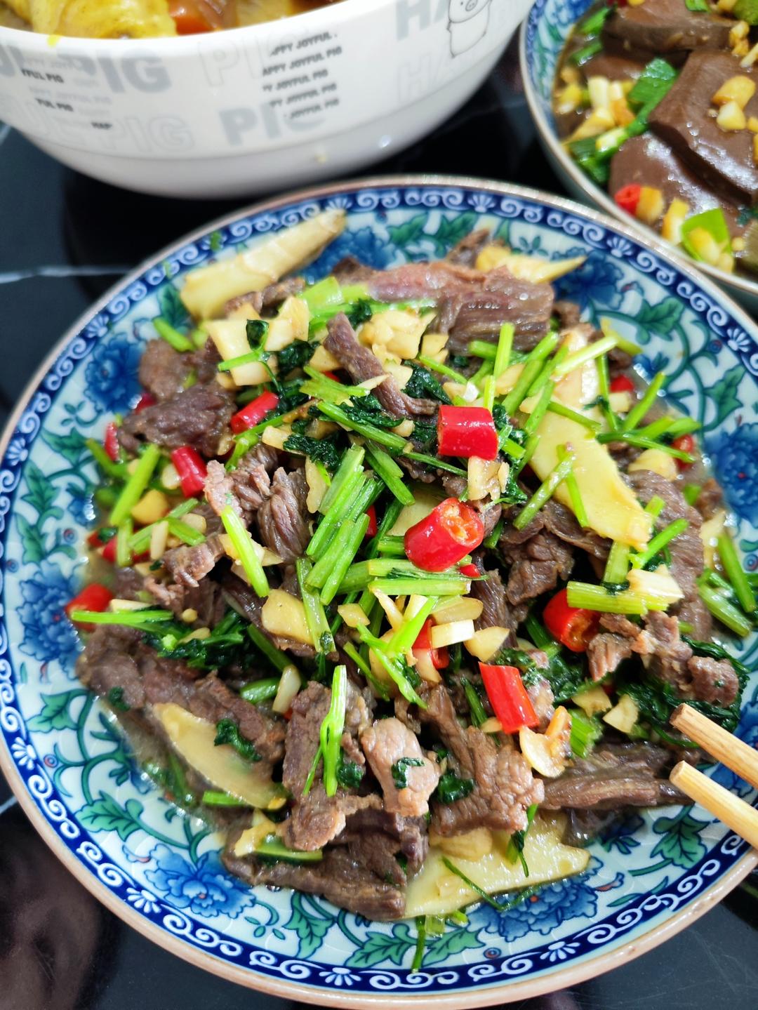 香菜炒牛肉，香辣下饭，爱吃香菜的朋友看过来，拌饭绝了
