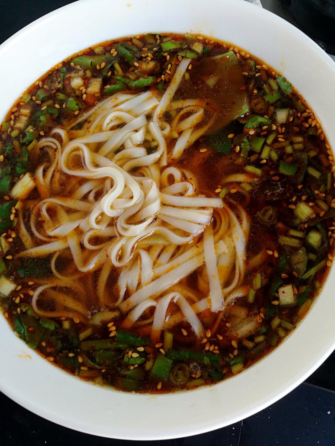 夏天内个吃货做的超级无敌美味懒人酸汤麻辣面(十分钟搞定色香味俱全)