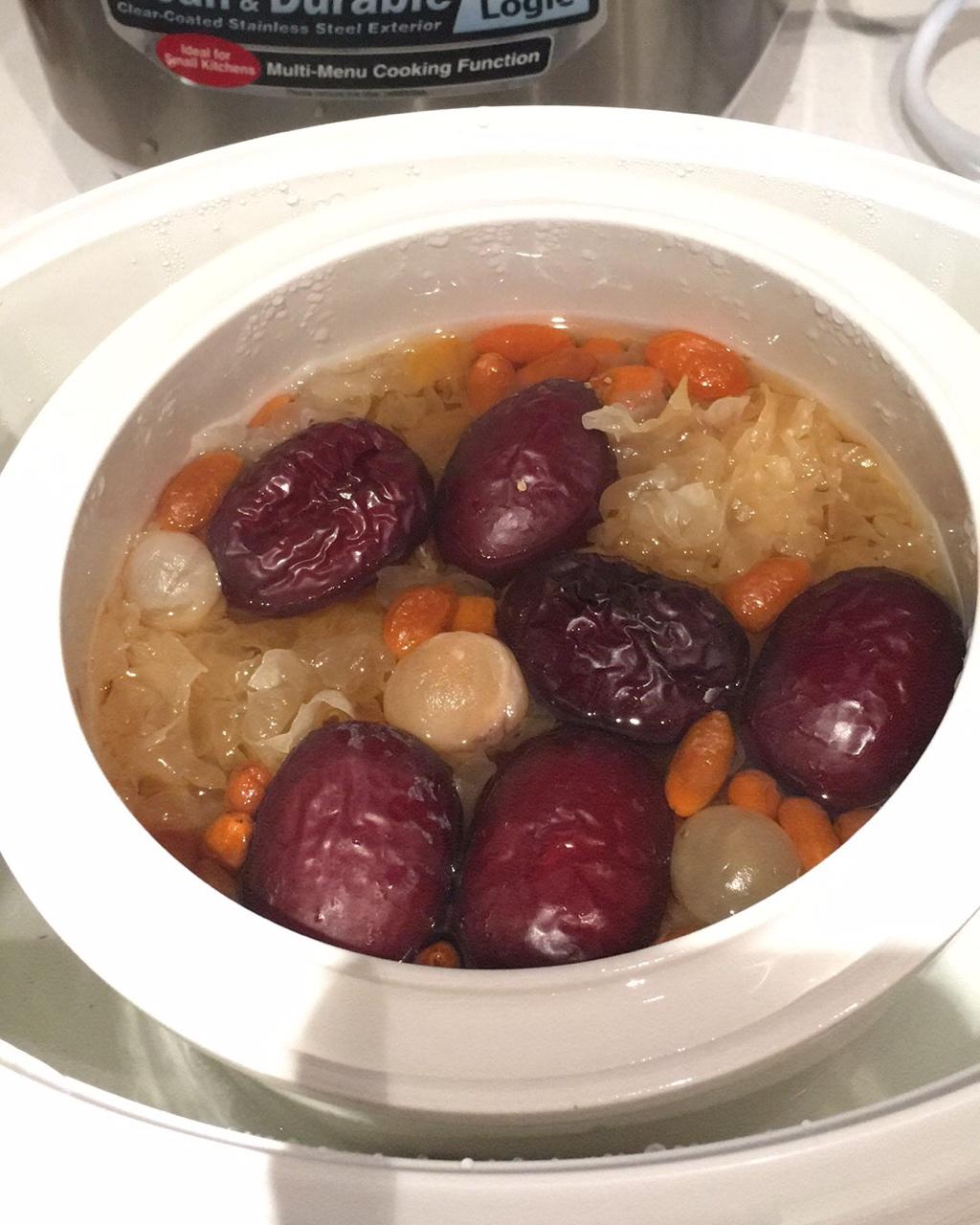 银耳冰糖红枣隔水炖