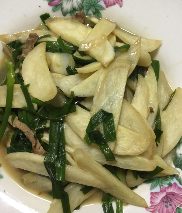 猪颈肉炒茭白