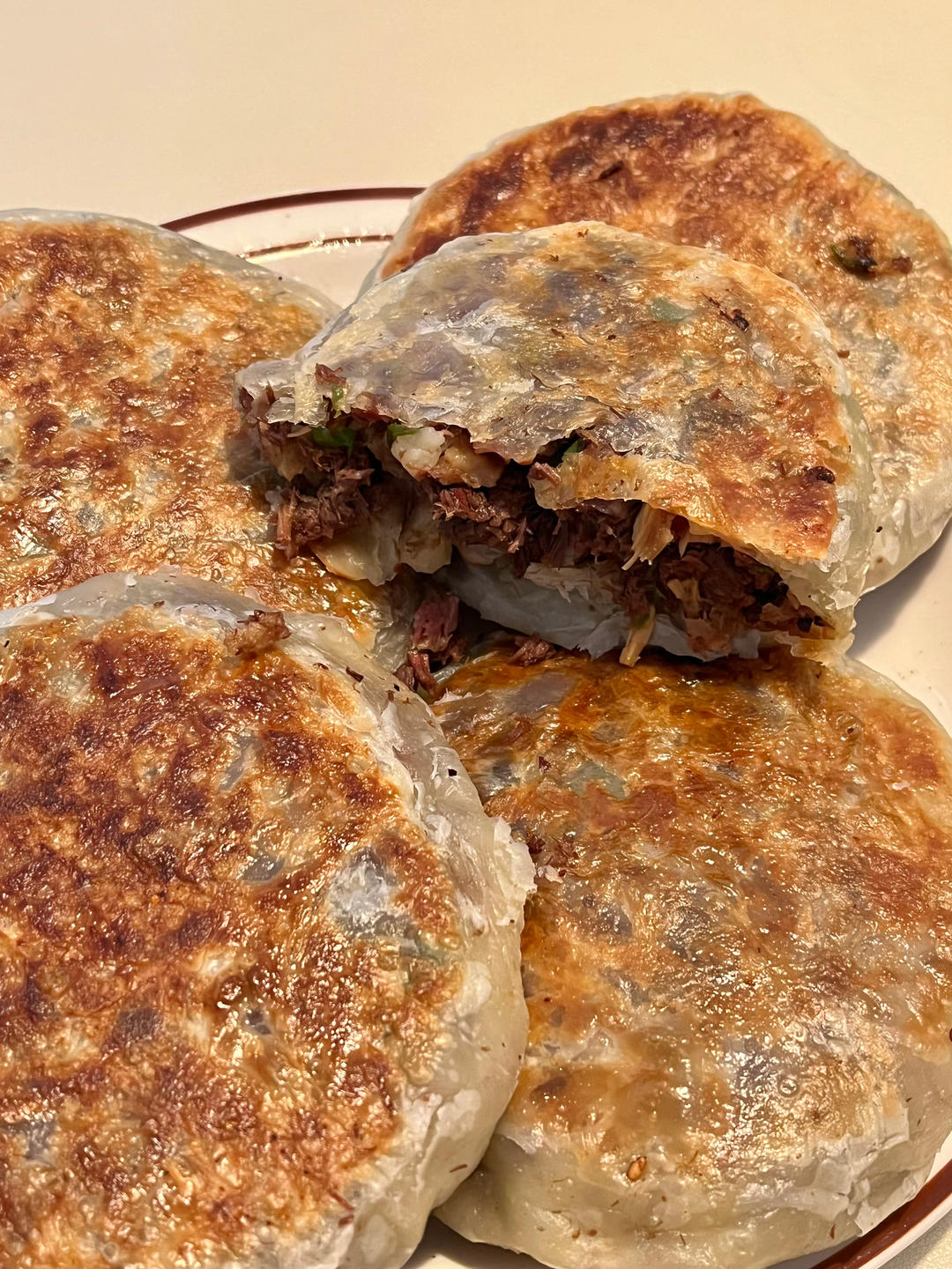 手抓饼做的馅饼，猪肉蘑菇馅，太好吃了！