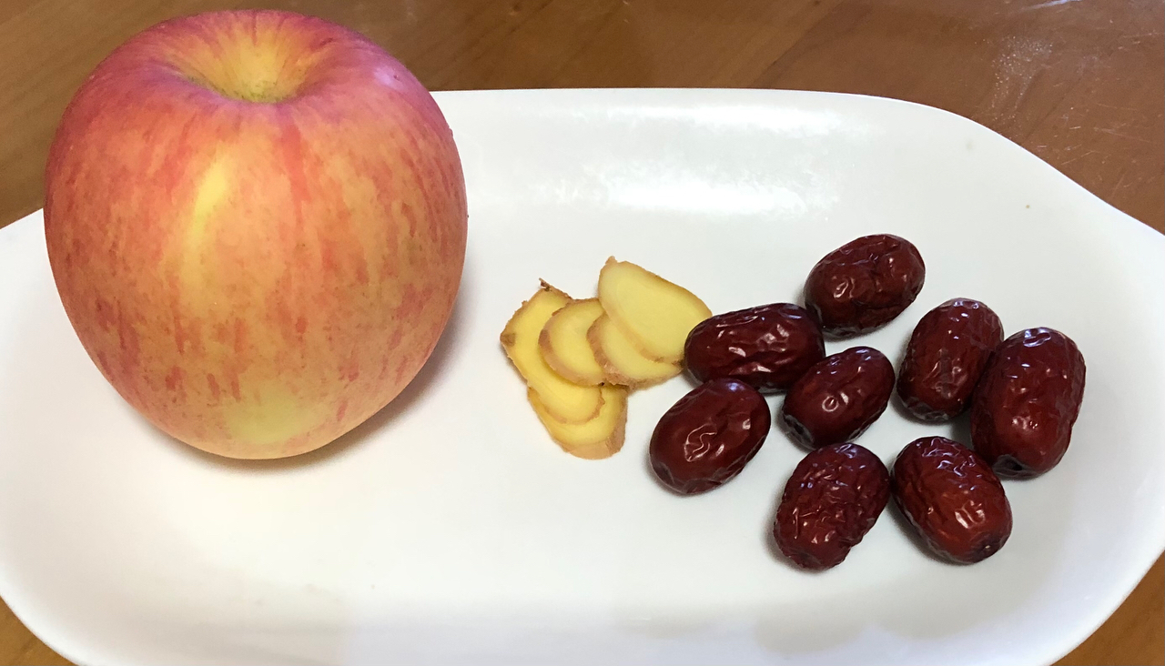 润肠通便滋阴润肺美容养颜的苹果+生姜+红枣汤的做法 步骤1