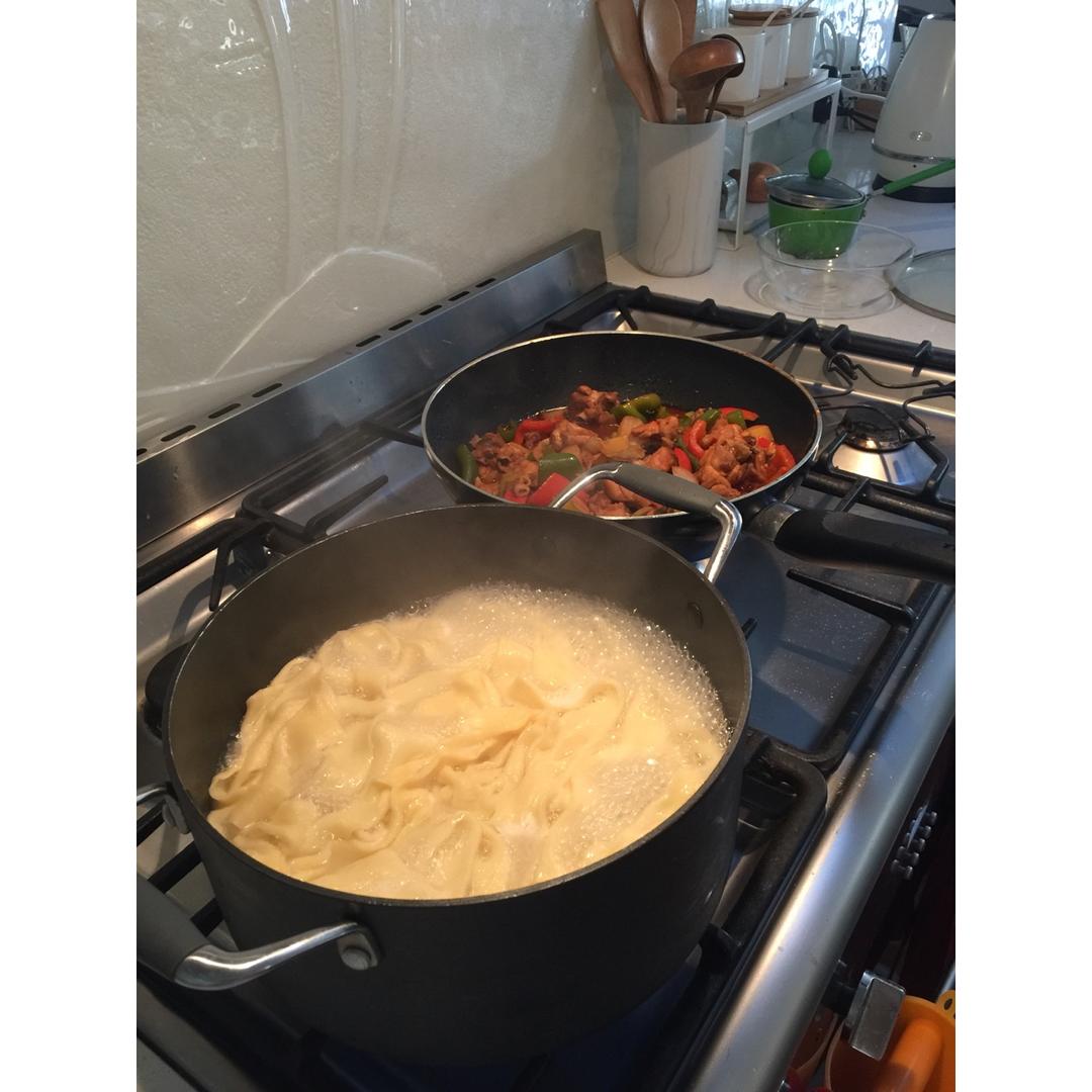 扯面王（从和面到扯面手法详解）