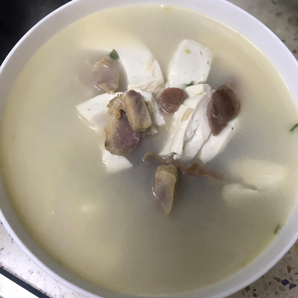 河蚌咸肉春笋豆腐汤
