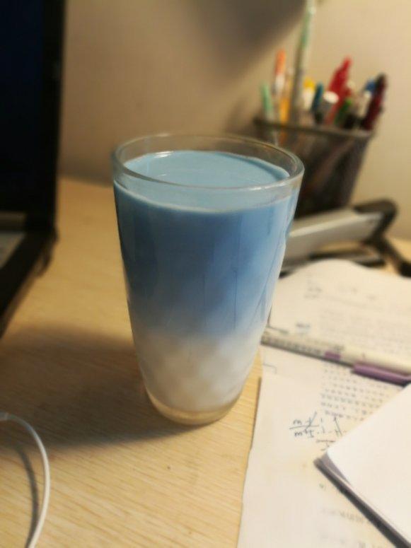 薰衣草蝶豆花牛奶热饮