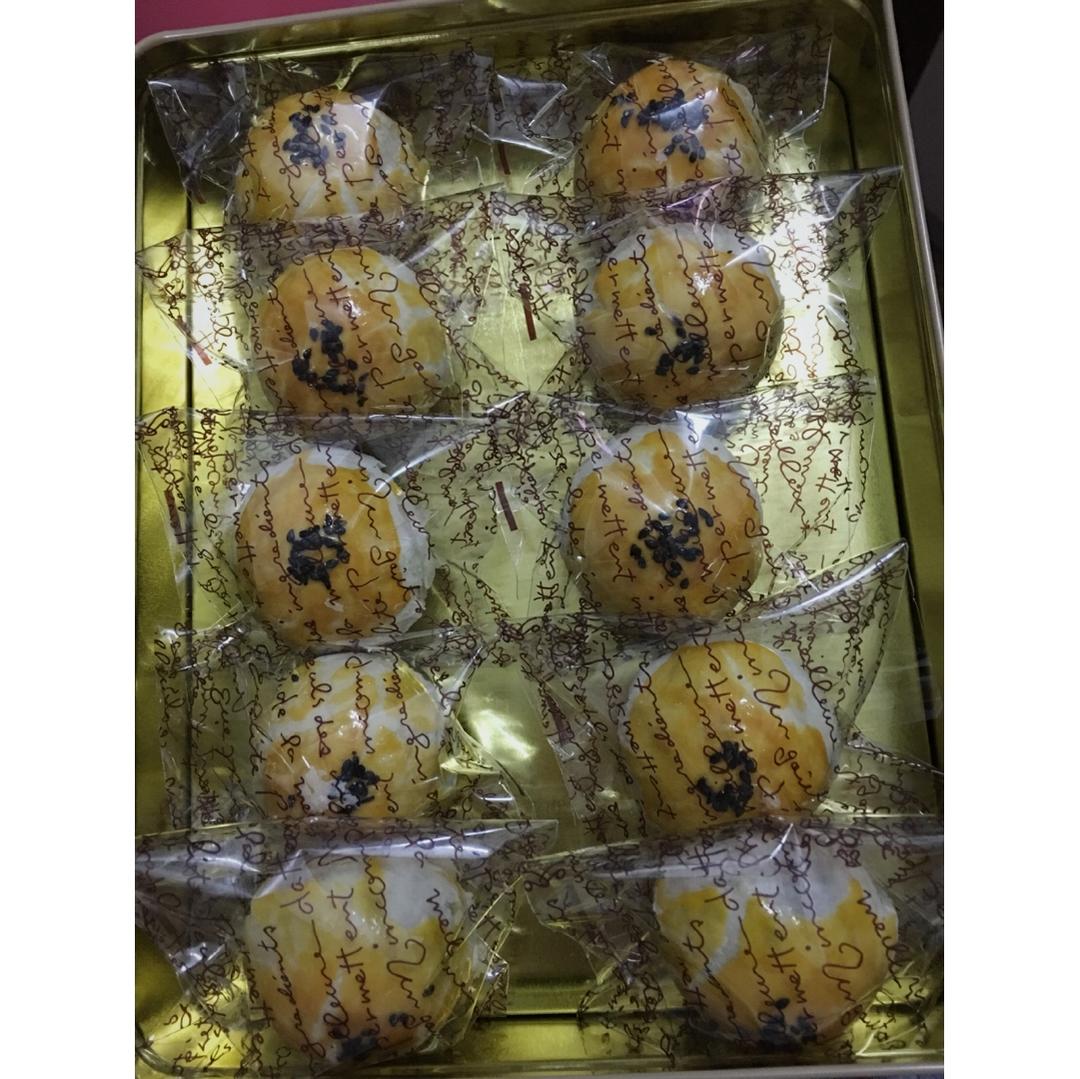 蛋黄酥 Danhuangsu