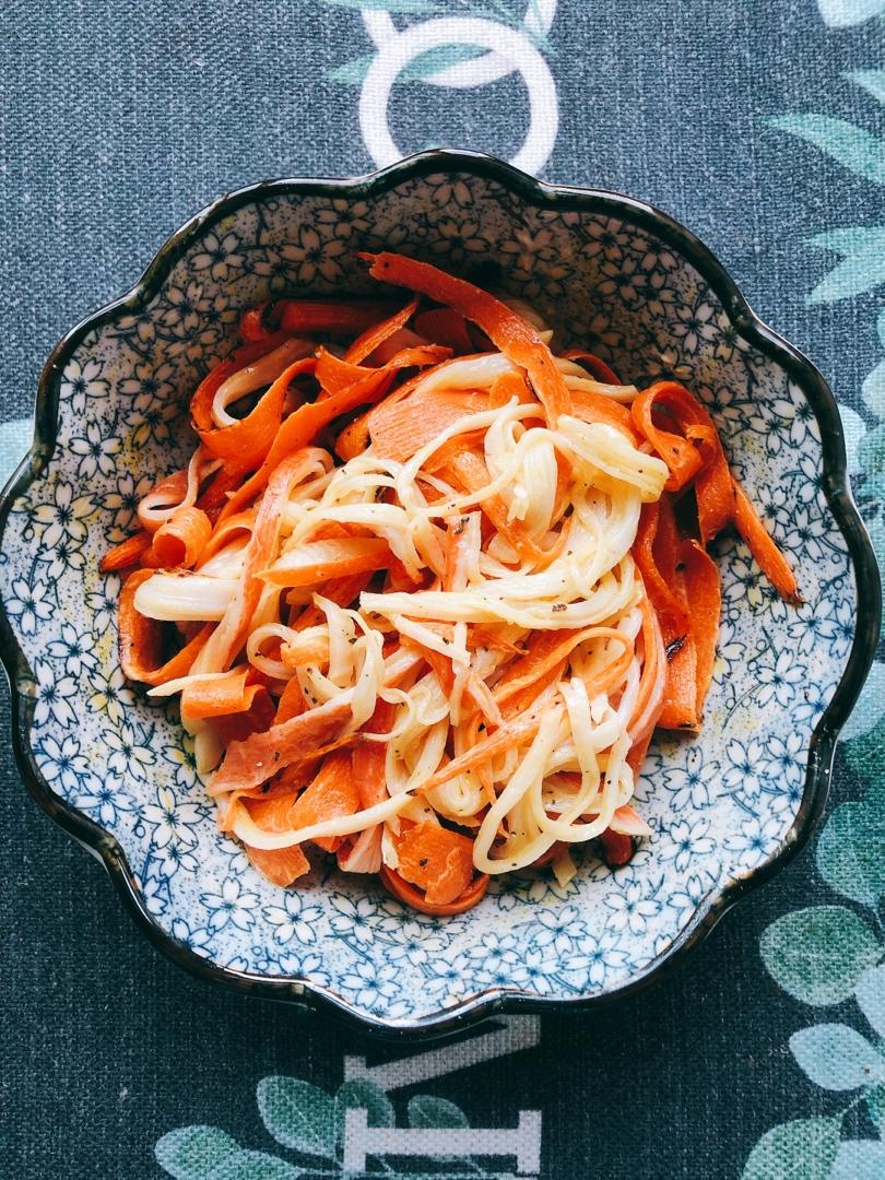 胡萝卜蟹柳丝温沙拉【健康小食】