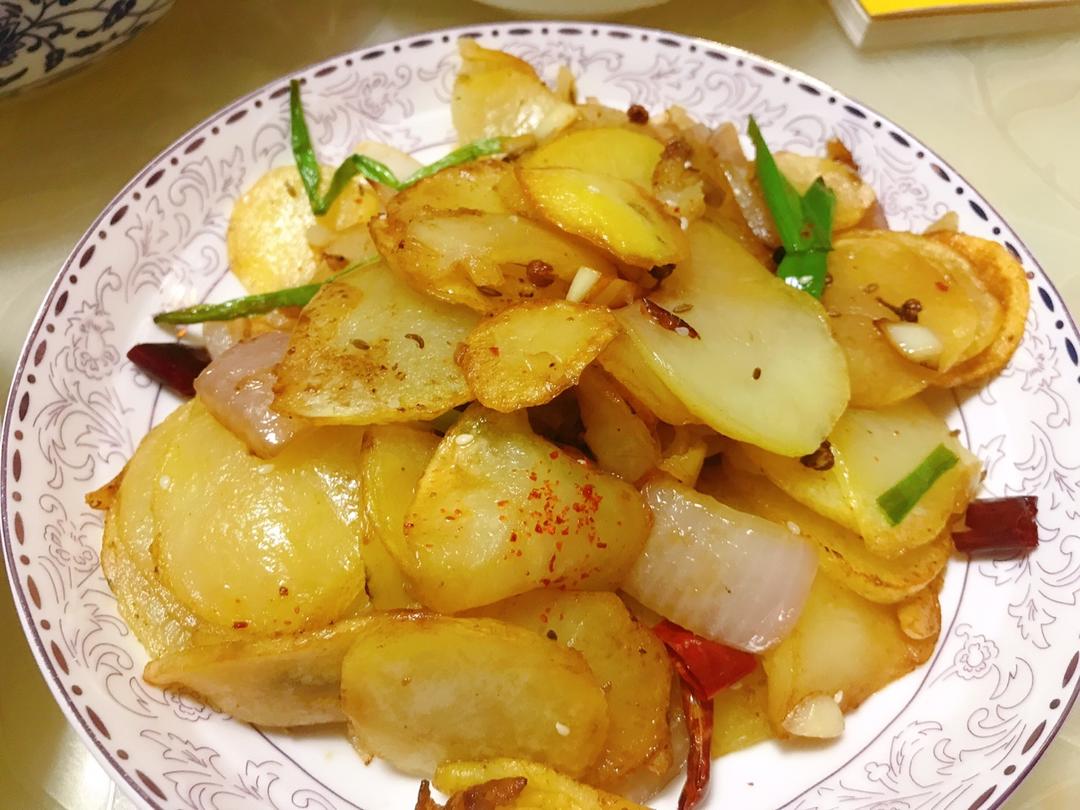 边吃边流泪的「孜然土豆片」