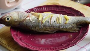 鲜美清蒸鲈鱼（15分钟硬菜）的做法 步骤1