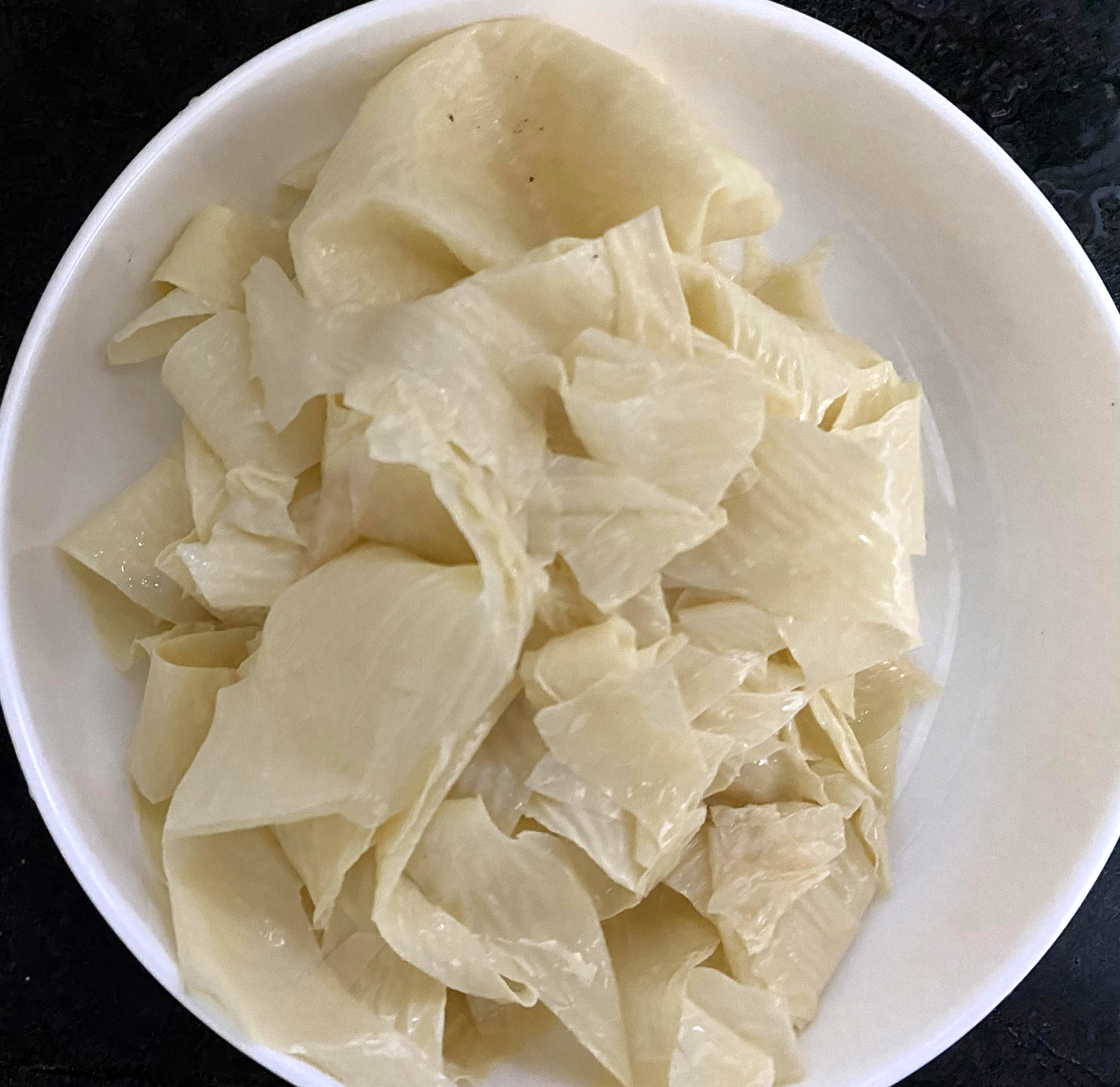 芋艿炒豆腐皮的做法 步骤2
