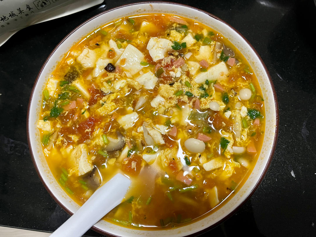 味鲜汤浓的番茄菌菇豆腐汤