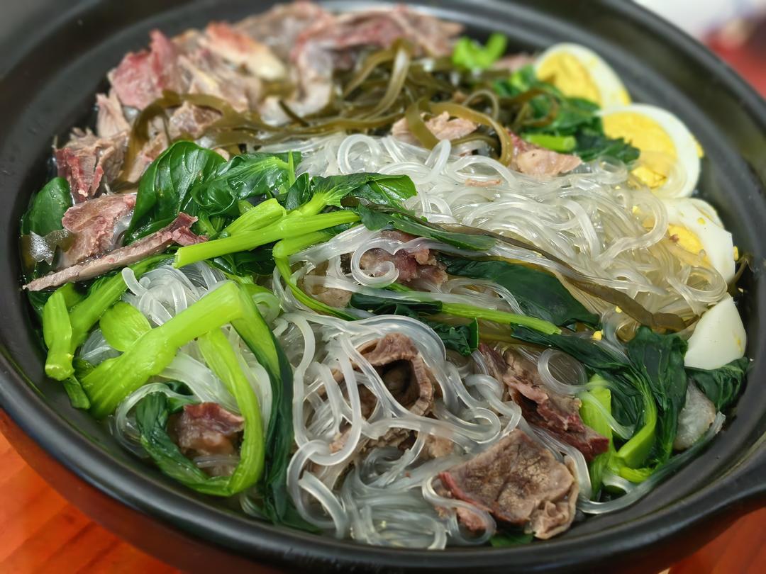 下班回家不想做饭，不如来试试这道超快手的美食—牛肉粉丝砂锅
