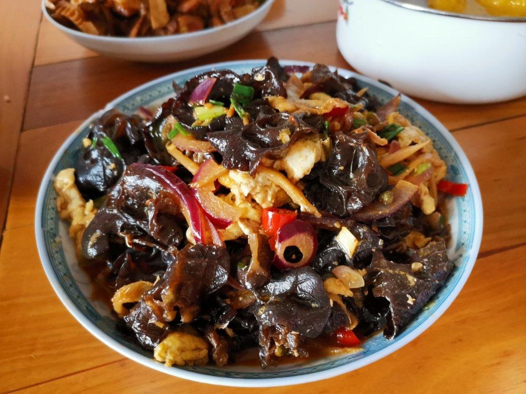 洋葱木耳炒鸡蛋