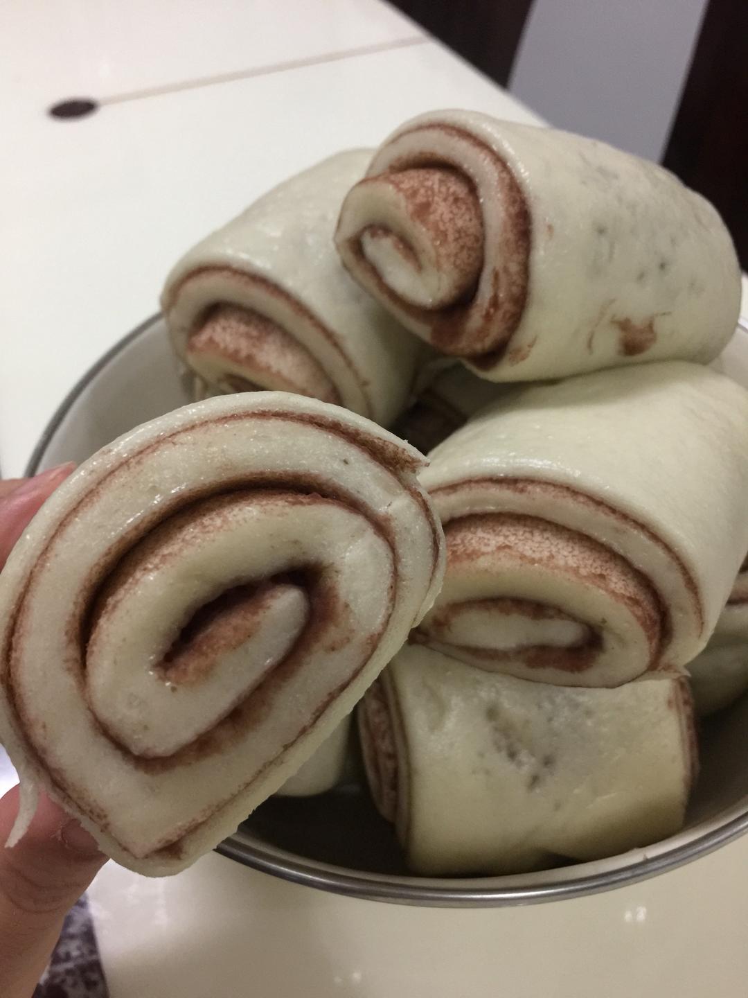 想想做成红豆沙馒头卷吧,做成了,宝宝爱吃,爸妈也觉得不错,记录一下