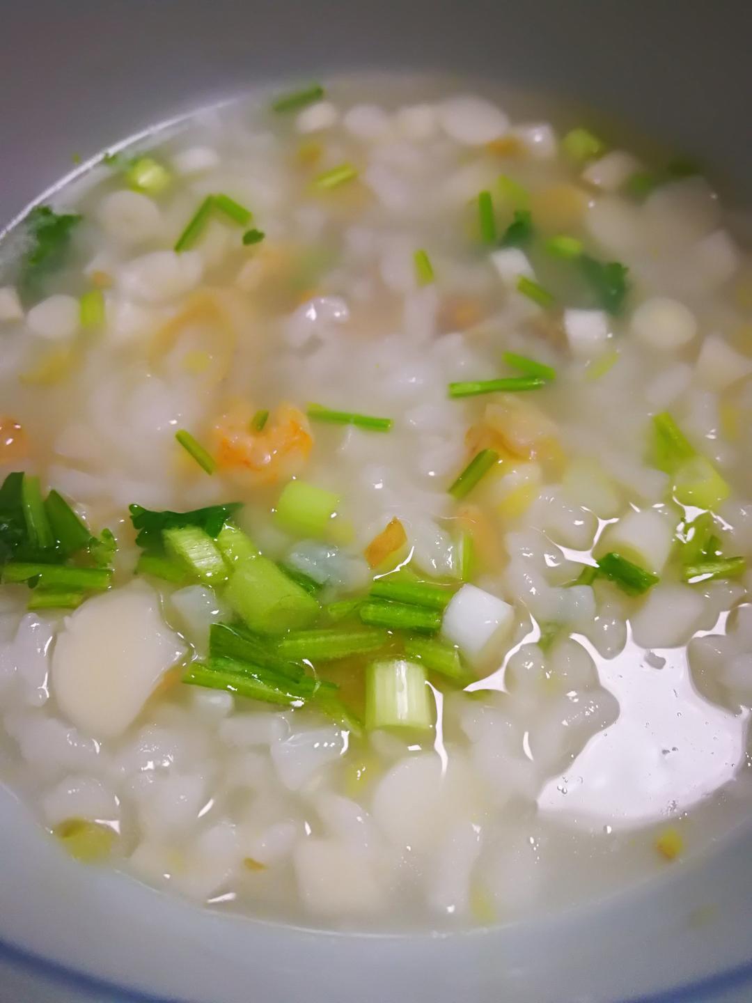 热汤细面条做的干贝蛤蜊海鲜粥