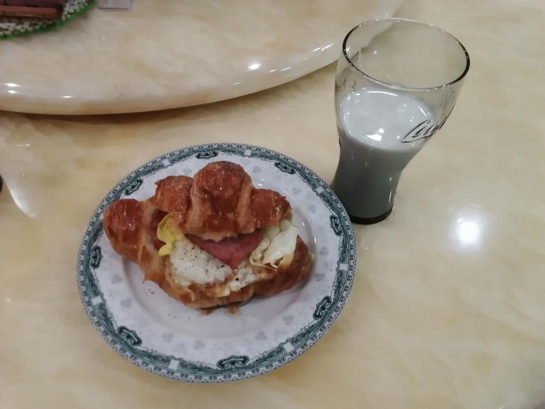 牛油果蛋滑虾仁三明治