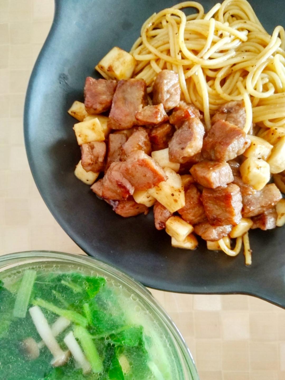 黑胡椒牛肉粒杏鲍菇炒意面