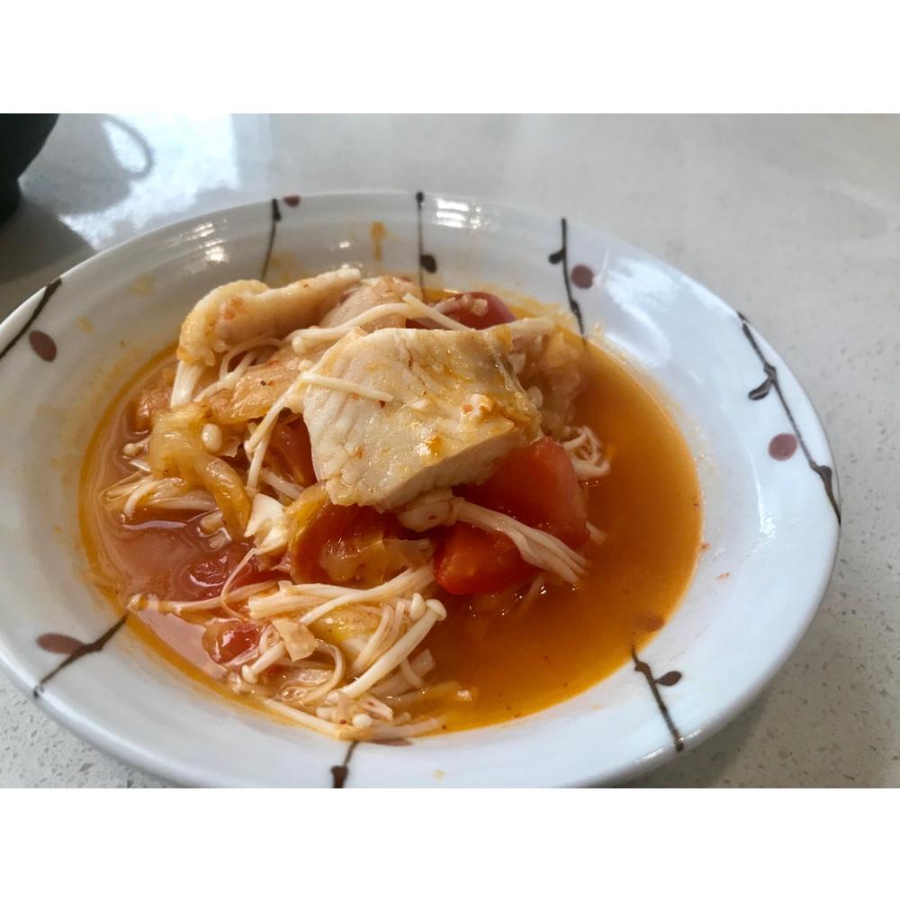 番茄味的水煮巴沙鱼柳，连汤带肉都吃光