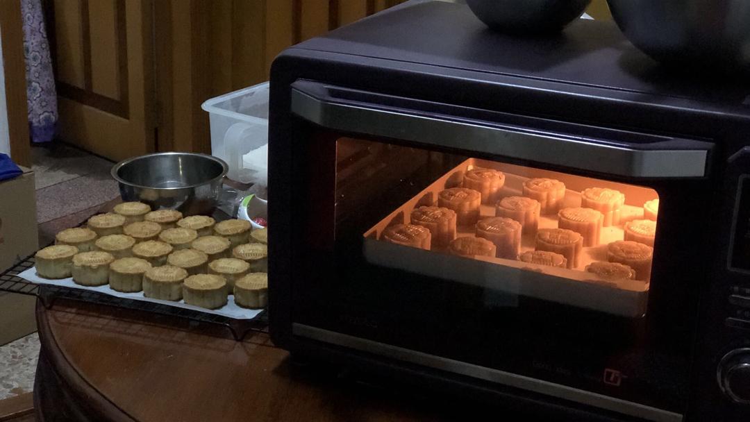 广式月饼—蛋黄莲蓉月饼