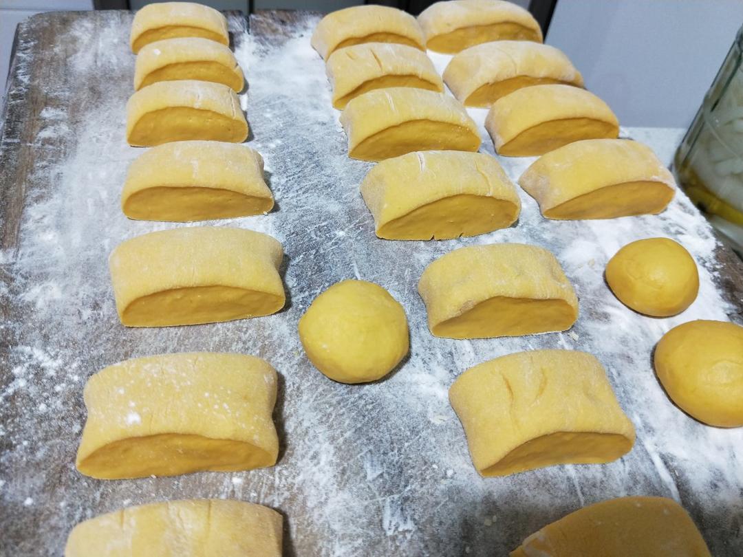 超简单只需一发不放一滴水、弹性超好的黄金南瓜馒头（记录方子），附边角料的整形
