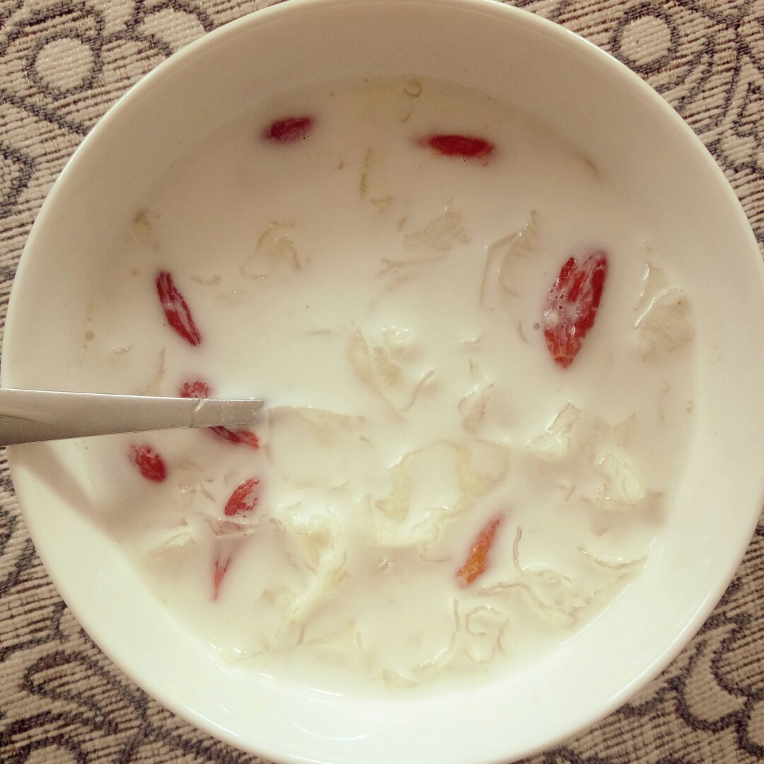 风向喵做的牛奶炖花生