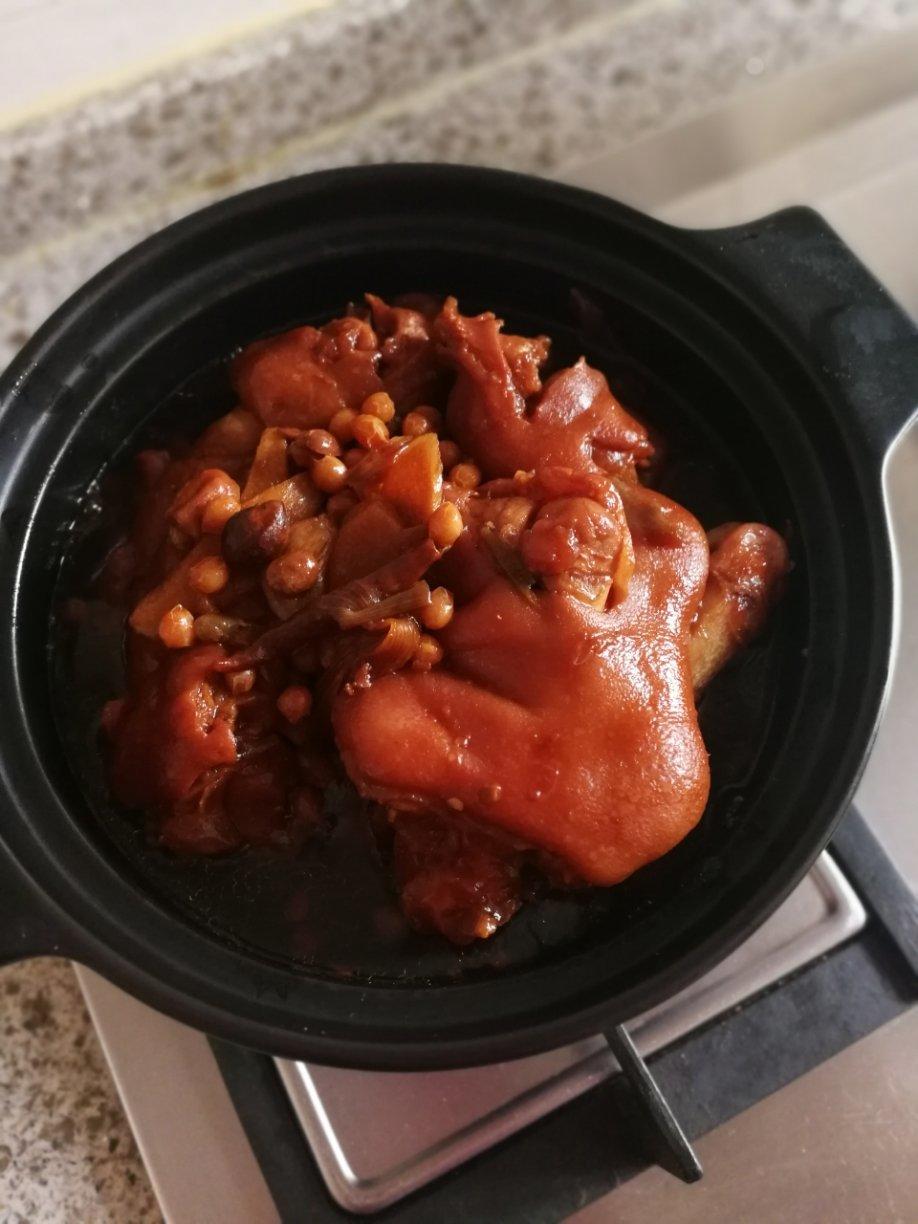 香菇黄豆猪蹄煲