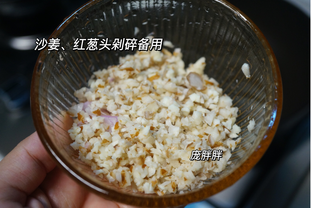 🔥广东经典粤菜 沙姜盐焗鸡煲 下饭🍚一流的做法 步骤3