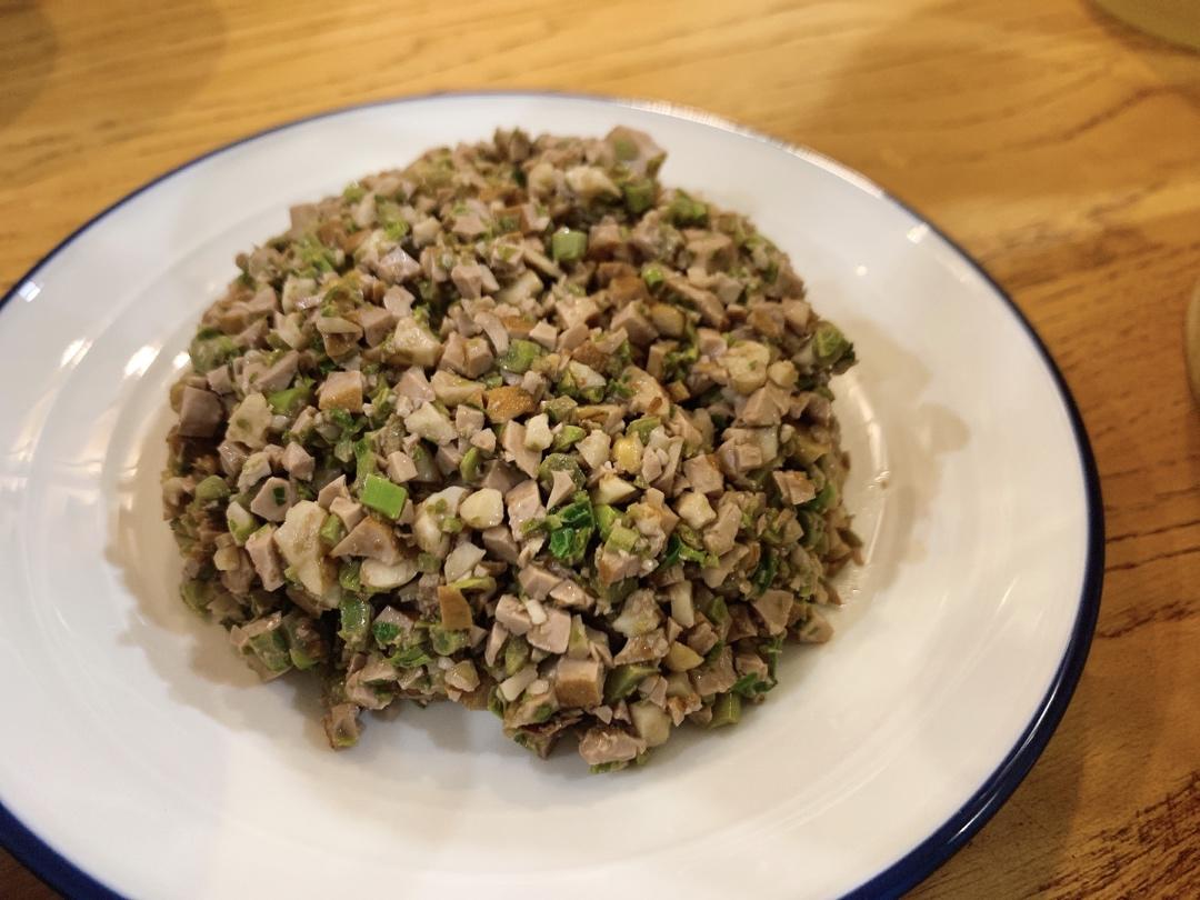 香椿拌香干花生——香脆可口的时令小菜