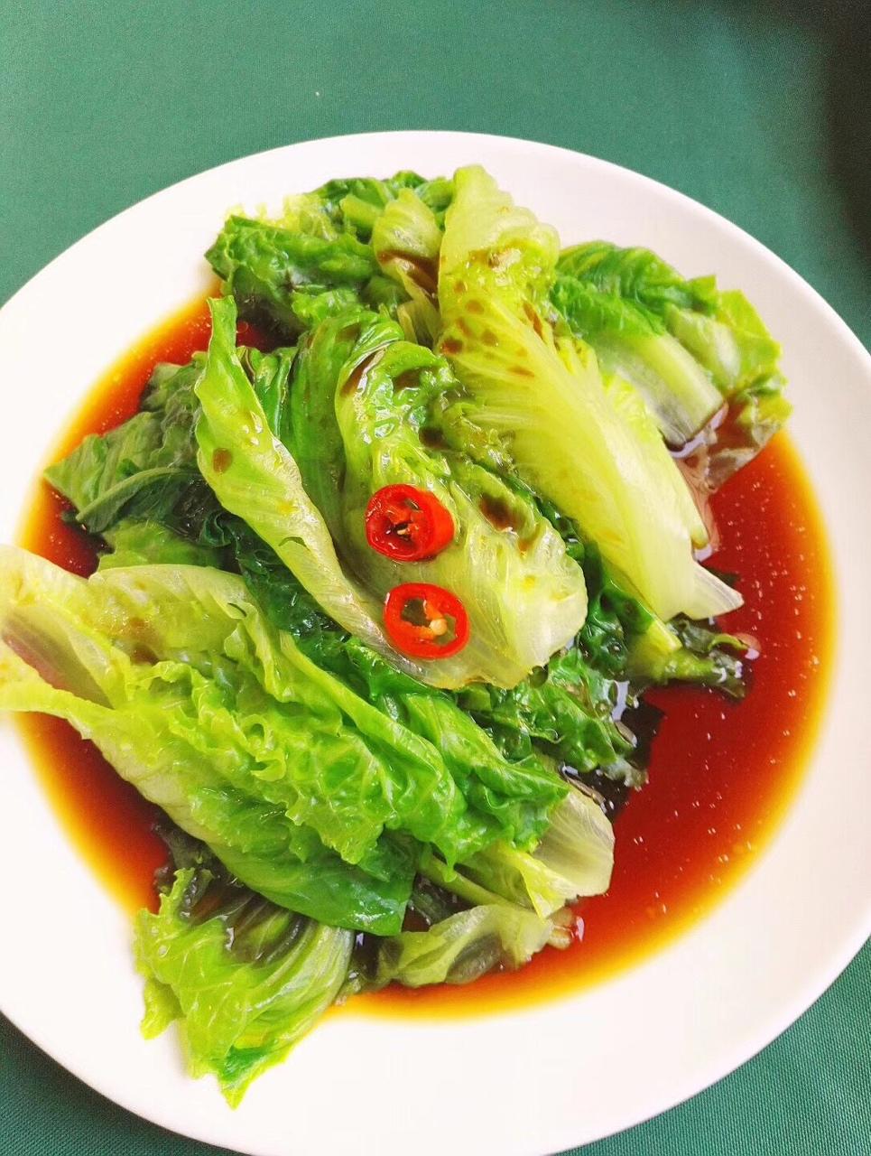 小虎牙和小尾巴做的蚝油生菜