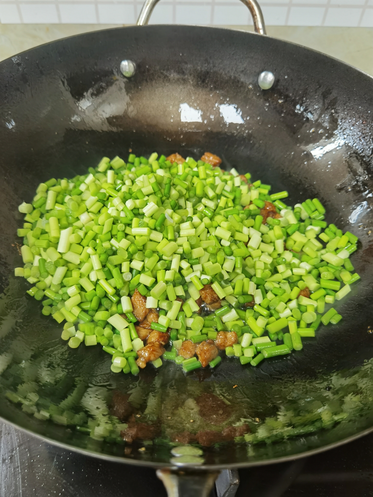 🔥超级快手下饭菜❗️雪菜肉丁炒蒜苔的做法 步骤5