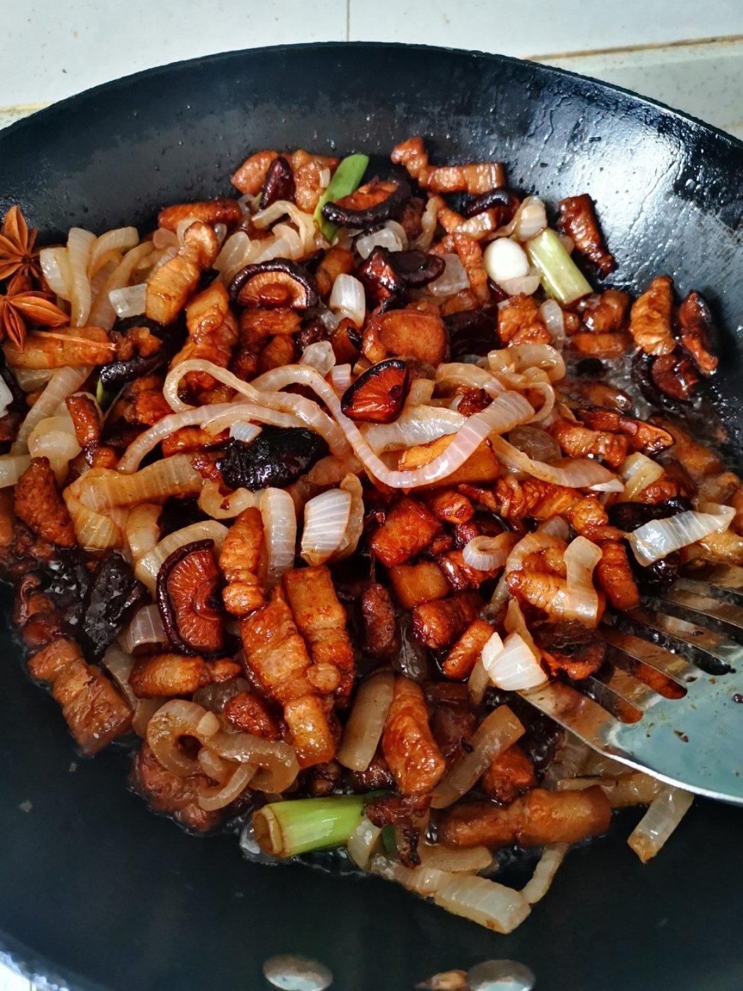 洋葱酥卤肉饭