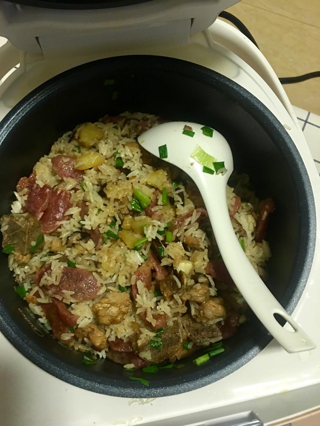 简单用料土豆1个排骨15元香菇7元腊肠4根葱4根电饭煲闷饭的做法准备