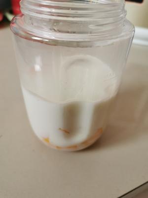 超级简单的芒果奶昔的做法 步骤3